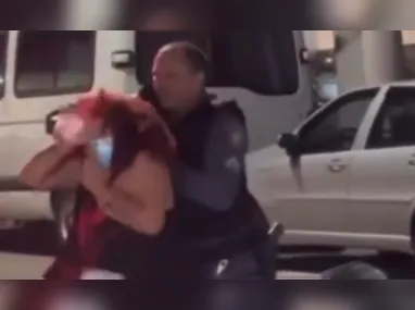 Imagem ilustrativa da imagem VÍDEO | Policiais jogam spray de pimenta no rosto de mulher em Aracruz