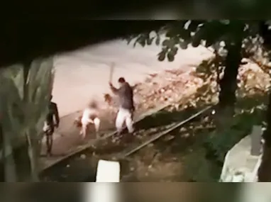 Imagem ilustrativa da imagem VÍDEO | Policial é flagrado dando pauladas em homem durante abordagem no ES
