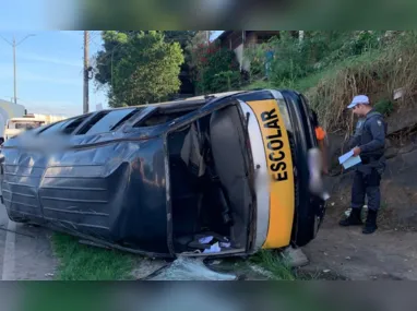 Imagem ilustrativa da imagem Van escolar cai de barranco e deixa crianças feridas em Vila Velha