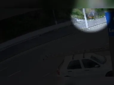 Imagem ilustrativa da imagem Vídeo mostra van escolar capotando ao cair de barranco em Vila Velha