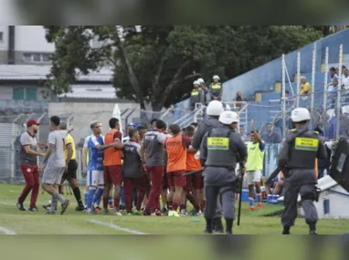 Confusão teve início após um torcedor Grená tentar roubar uma faixa da torcida organizada do Vitória