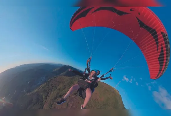 Na Rampa do Guandu, o instrutor Magno Leite acompanha quem quer curtir a adrenalina de voar de parapente