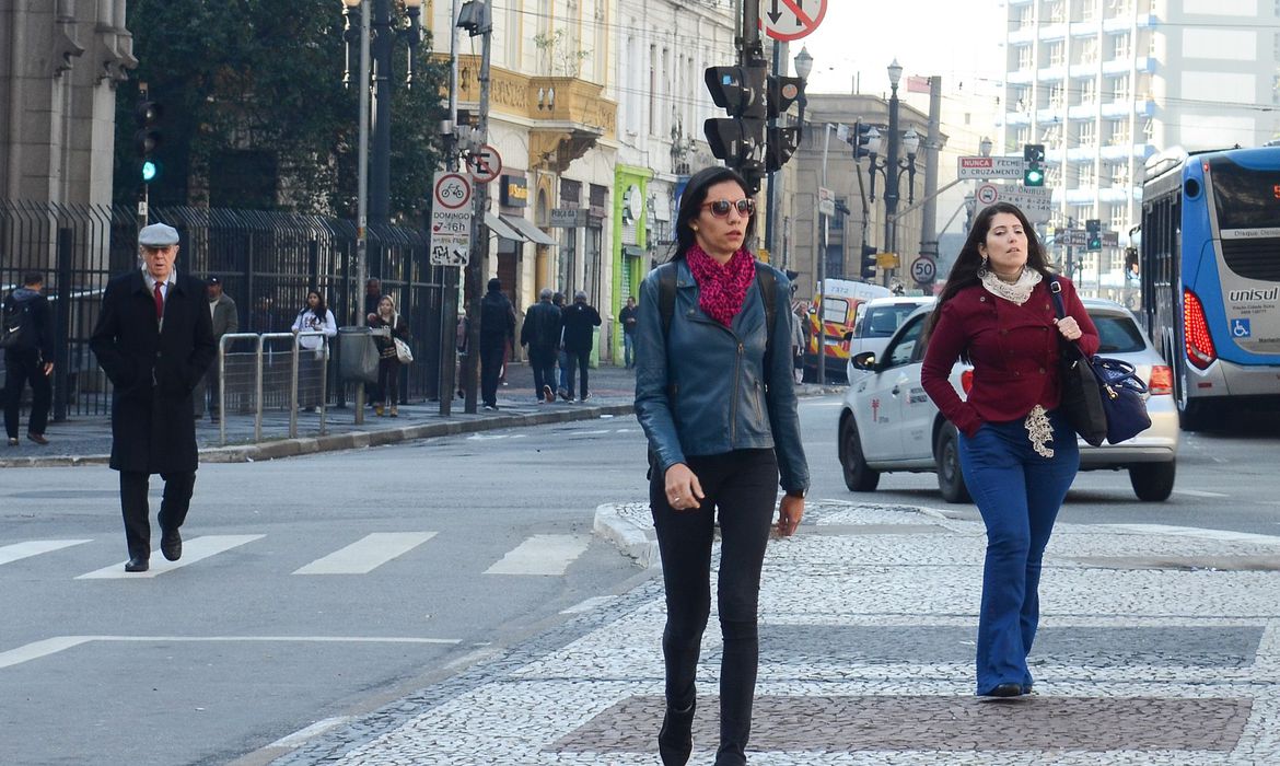 Primeira onda de frio do ano vai derrubar temperaturas pelo Brasil no fim de semana