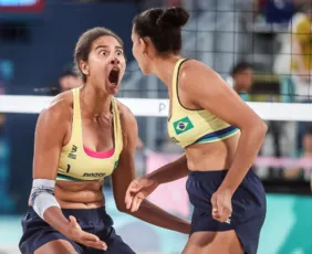 Imagem ilustrativa da imagem Ana Patrícia e Duda vencem jogão na semi e vão à final do vôlei de praia em Paris