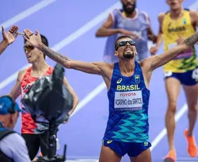 Imagem ilustrativa da imagem Brasileiro bate recorde mundial e é ouro nos 5.000 m em Paris