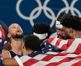 Imagem ilustrativa da imagem Curry faz mágica no fim e garante ouro do 'Dream Team' dos EUA contra a França