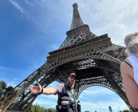 Imagem ilustrativa da imagem Homem escala Torre Eiffel e é detido pela polícia antes de encerramento dos Jogos