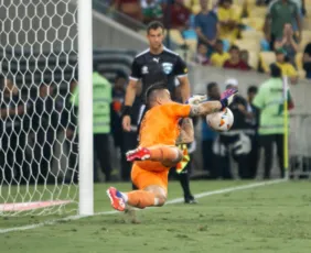 Imagem ilustrativa da imagem MELHORES MOMENTOS | Fábio brilha nos pênaltis e Fluminense avança na Libertadores