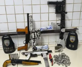 Imagem ilustrativa da imagem Metralhadora, escopetas e drogas são apreendidas pela PM em Serra