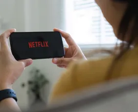 Imagem ilustrativa da imagem Netflix encerra plano básico e transfere assinantes para versão com anúncios