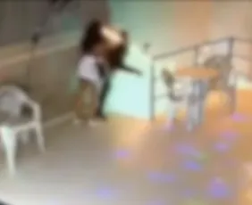 Imagem ilustrativa da imagem VÍDEO | Homem cai de escada e morre em boate no ES