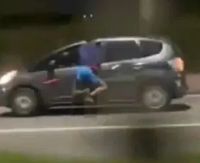 Imagem ilustrativa da imagem VÍDEO | Polícia apura suposto assalto no RJ em que homem ficou pendurado em carro