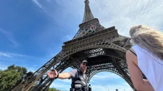 Imagem ilustrativa da imagem Homem escala Torre Eiffel e é detido pela polícia antes de encerramento dos Jogos