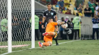 Imagem ilustrativa da imagem MELHORES MOMENTOS | Fábio brilha nos pênaltis e Fluminense avança na Libertadores