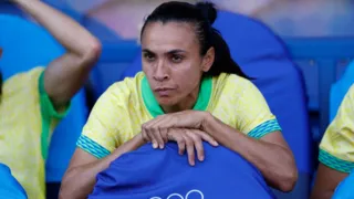 Imagem ilustrativa da imagem Marta indica estar fora da Copa e desabafa: 'Não devemos nada'