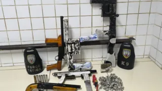 Imagem ilustrativa da imagem Metralhadora, escopetas e drogas são apreendidas pela PM em Serra
