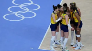 Imagem ilustrativa da imagem Seleção feminina volta a ser castigada pelos EUA e vai brigar pelo bronze no vôlei