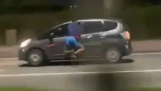 Imagem ilustrativa da imagem VÍDEO | Polícia apura suposto assalto no RJ em que homem ficou pendurado em carro