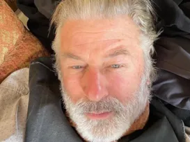 Imagem ilustrativa da imagem Alec Baldwin chora com arquivamento do julgamento por homicídio no set de 'Rust'