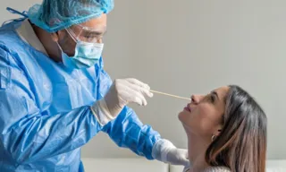 Imagem ilustrativa da imagem Baixa testagem pode mascarar aumento de casos de Covid no país, dizem especialistas