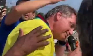 Imagem ilustrativa da imagem Bolsonaro é atacado por abelhas e encerra discurso em comício no RN