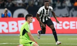 Imagem ilustrativa da imagem Botafogo bate Internacional e se mantém isolado na liderança do Brasileirão