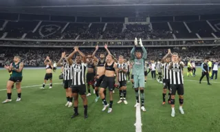 Imagem ilustrativa da imagem Botafogo domina o Flamengo, goleia o rival e reassume a liderança do Brasileirão