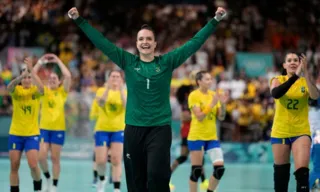 Imagem ilustrativa da imagem Brasil goleia Angola em 'decisão' e volta às quartas de final do handebol feminino