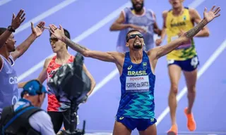 Imagem ilustrativa da imagem Brasileiro bate recorde mundial e é ouro nos 5.000 m em Paris