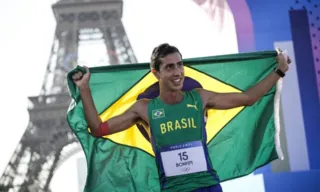 Imagem ilustrativa da imagem Caio Bonfim conquista a prata, medalha inédita na marcha atlética em Paris