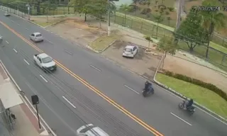 Imagem ilustrativa da imagem Câmera registra acidente com motos na Avenida Maruípe, em Vitória