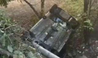 Imagem ilustrativa da imagem Carro cai de barranco e invade terreno na Curva do Saldanha em Vitória