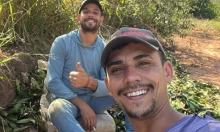 Imagem ilustrativa da imagem Casal de agricultores gay faz sucesso nas redes ao mostrar rotina no campo