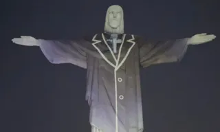 Imagem ilustrativa da imagem Cristo Redentor é 'vestido' de Silvio Santos em homenagem