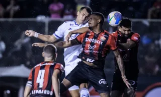 Imagem ilustrativa da imagem Cruzeiro leva gol de bicicleta, mas busca o empate diante do Vitória