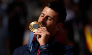 Imagem ilustrativa da imagem Djokovic bate Alcaraz e conquista sonhado ouro olímpico em Paris