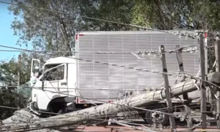 Imagem ilustrativa da imagem Entregador morre após caminhão bater em poste na Serra