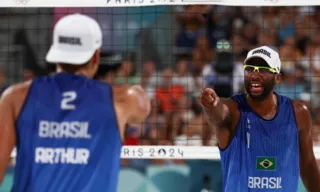 Imagem ilustrativa da imagem Evandro e Arthur batem holandeses e estão nas quartas de final do vôlei de praia