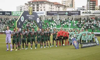 Imagem ilustrativa da imagem Fluminense sofre virada relâmpago do Juventude e segue ameaçado pelo rebaixamento