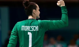 Imagem ilustrativa da imagem Gabi garante no gol e Brasil estreia com triunfo no handebol feminino em Paris