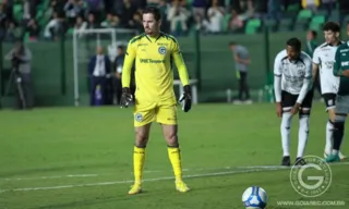 Imagem ilustrativa da imagem Goleiro marca duas vezes em virada do Goiás sobre o Ceará na Série B