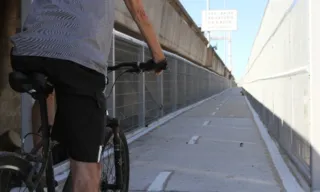 Imagem ilustrativa da imagem Carro bate em barreira da Terceira Ponte e derruba poste na Ciclovia da Vida