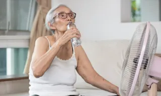 Imagem ilustrativa da imagem Idosos podem ficar desidratados mesmo no frio; veja sinais e como prevenir