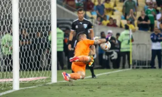 Imagem ilustrativa da imagem MELHORES MOMENTOS | Fábio brilha nos pênaltis e Fluminense avança na Libertadores