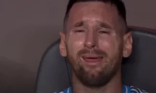 Imagem ilustrativa da imagem Messi chora após sair lesionado da final e 'repete' Copa América de 2016