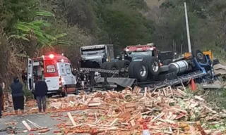 Imagem ilustrativa da imagem Motorista morre após caminhão tombar em rodovia no ES