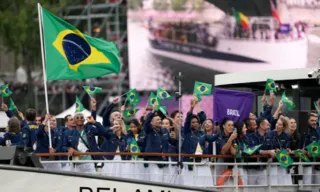 Imagem ilustrativa da imagem Olimpíadas: Em barco exclusivo, delegação leva bandeirinhas do Brasil ao rio Sena