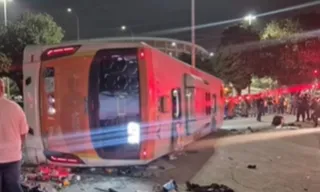 Imagem ilustrativa da imagem Ônibus tomba em descida de viaduto no Rio de Janeiro e deixa 26 feridos