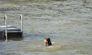 Imagem ilustrativa da imagem Prefeita de Paris nada no Rio Sena para comprovar qualidade da água para Olimpíada