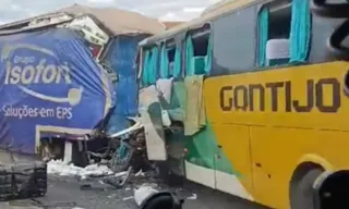 Imagem ilustrativa da imagem Quatro pessoas morrem e 32 ficam feridas após batida entre carreta e ônibus em MG